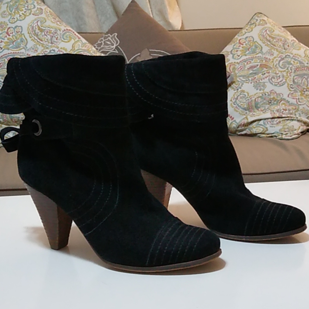 Gorgeous leather pull-on slouchy style ankle boots